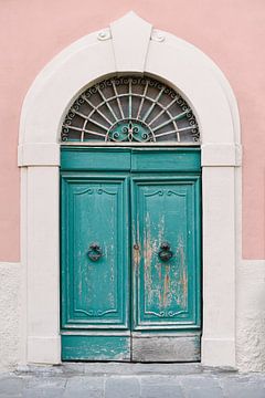 Porte turquoise à Pise | Toscane | Italie | Couleurs pastel | Photographie de voyage sur Mirjam Broekhof
