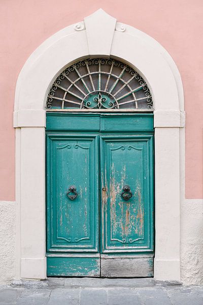 Porte turquoise à Pise | Toscane | Italie | Couleurs pastel | Photographie de voyage par Mirjam Broekhof