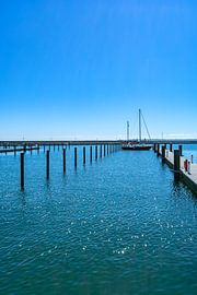 Zeilboot in de haven van Sassnitz van GH Foto & Artdesign