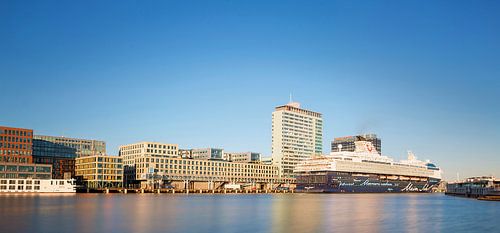 Kreuzfahrtschiff im Hafen von Amsterdam