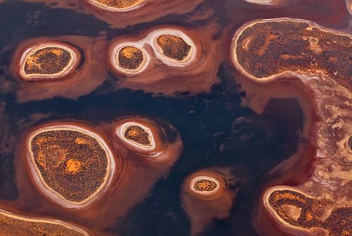 Cirkelvormige Patronen in Aboriginallandschap, Nat zoutmeer in centraal Australië bij Lake Amadeus opweg naar Uluru (Ayers Rock)