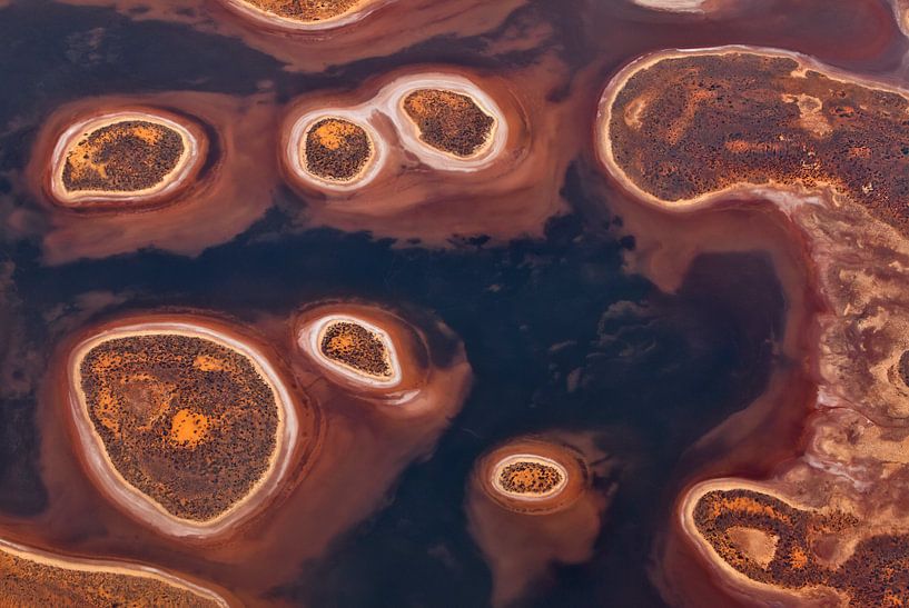 Circular Patterns in Aboriginal landscape, Wet salt lake in central Australia at Lake Amadeus on the way to Uluru (Ayers Rock) by Joyce van Dijk Fotografie