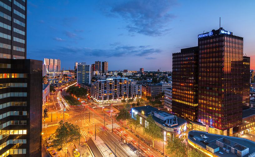 Churchillplein Rotterdam by night van Ilya Korzelius