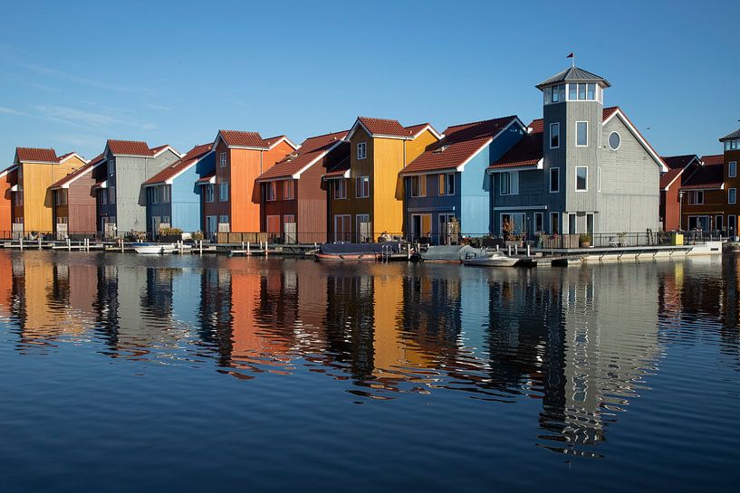 Reitdiephaven Groningen, kleurrijke woonbuurt. van Gert Hilbink