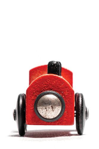 locomotive jouet en bois sur fond blanc