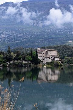 Het meer van Lago di Toblino en Toblino kasteel weerspiegeld in het water van Studio LE-gals