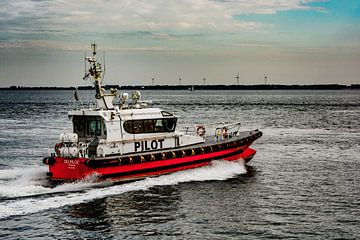 Le bateau-pilote Deurloo à plein régime dans le port de Vlissingen. sur scheepskijkerhavenfotografie