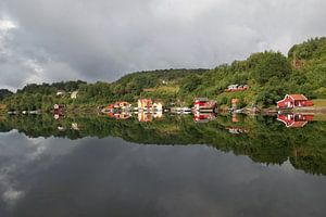 Noorwegen - Dorp met reflectie sur Eddy Kuipers