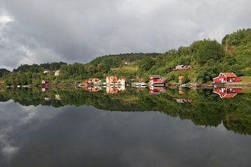 Noorwegen - Dorp met reflectie van Eddy Kuipers