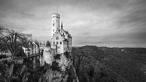 Schloss Lichtenstein in Schwarz und Weiß, Baden-Württemberg, Deutschland