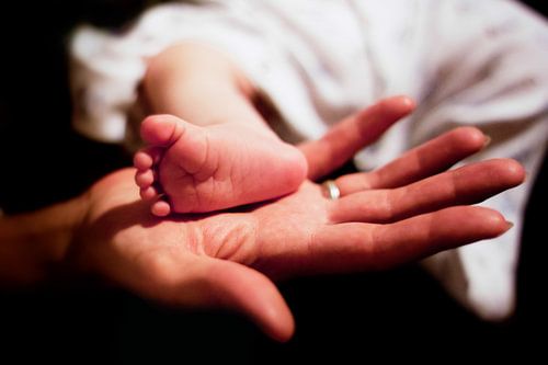 Babyvoetje in de hand van moeder
