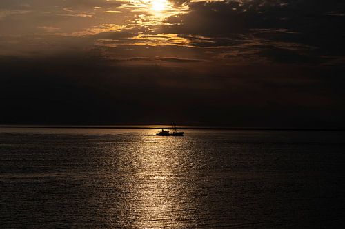 bateau de pêche le long de la chute la clairière