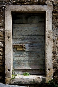 Oude houten deur met zware grendel