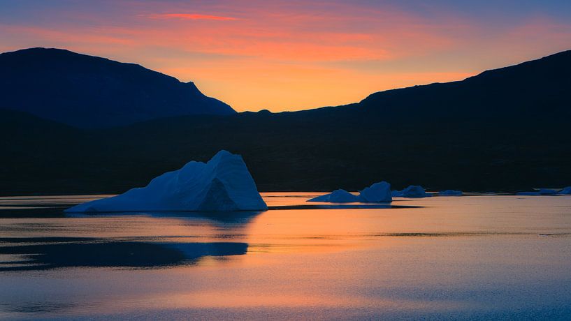 Lever de soleil dans le fjord de Røde, Scoresbysund, Groenland par Henk Meijer Photography