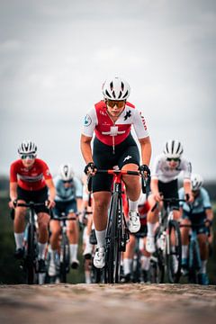 Zwitserse wielrenster op VAM-Berg tijdens EK Wielrennen 2023 van Tijn Betten