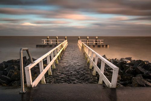 Steiger op de afsluitdijk met long exposure