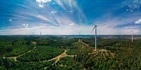 Energie aus der Natur – Windrad in grüner Landschaft