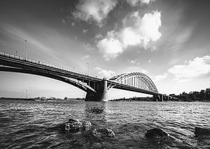 Waalbrücke Nijmegen in schwarz-weiß von Nicky Kapel