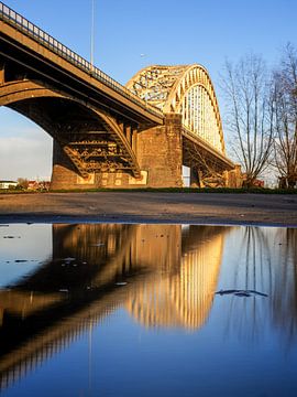 Waalbrücke gespiegelt