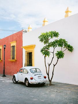 Blaues Retro-Auto Oaxaca II von Raisa Zwart Reisefotografiedrucke