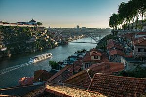 Lumière du soir sur Porto - vue sur l'emblématique pont Dom Luís I