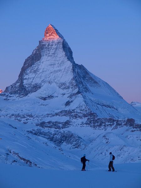 Wintersportler am Matterhorn im Sonnenaufgang von Menno Boermans
