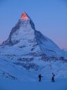 Wintersportler am Matterhorn im Sonnenaufgang von Menno Boermans Miniaturansicht
