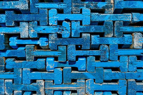 Blauwe ritmische patronen in opgestapeld hout