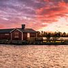 Zweeds huis op het water in de zonsondergang Sunnana hamn van Fotos by Jan Wehnert