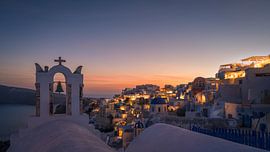 Les trois coupoles d'Oia au crépuscule