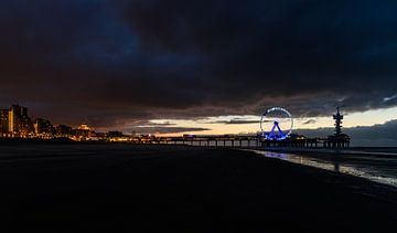 Photographie du soir : la jetée illuminée de Scheveningen. sur Jaap van den Berg