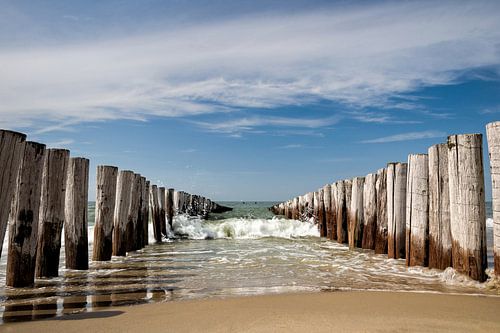 Golfbrekers op het strand van Domburg