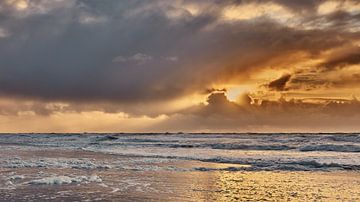 Wolkenlucht boven de Noordzee bij zonsondergang van eric van der eijk