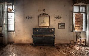 Old piano by Olivier Photography