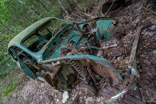 Auto kerkhof in bos in Ryd, Zweden