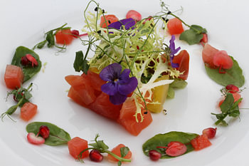 Plat de tomates avec grenade et pastèque