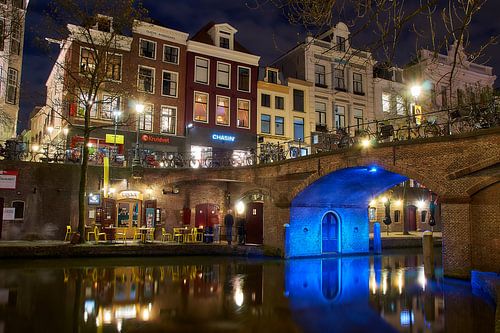 Sfeervol Utrecht, avondfotografie aan de Oude Gracht, doorkijkje onder de brug