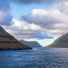 Vue sur les rochers des îles Féroé avec des nuages sur Rico Ködder