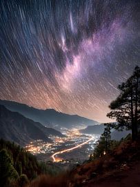 Traînées d'étoiles au-dessus d'une vallée montagneuse sur Ariadna de Raadt-Goldberg