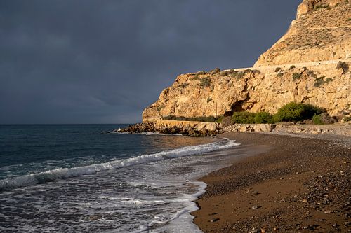 Côte sous un ciel menaçant sur Willem Laros | Reis- en landschapsfotografie