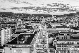 Skyline Stuttgart mit der Königstraße - Monochrom von Werner Dieterich