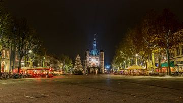 De Brink met de Waag Deventer in kerstsfeer van Han Kedde