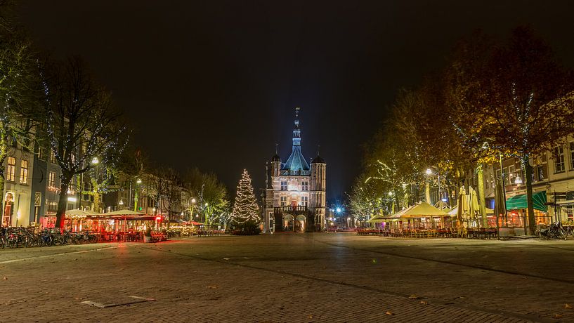 De Brink met de Waag Deventer in kerstsfeer by Han Kedde