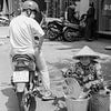 Verkoper op straat in Ho Chi Minh City van Bart van Lier