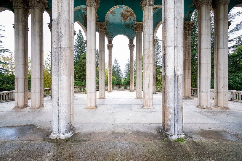 Säulenhimmel. von Roman Robroek – Fotos verlassener Gebäude