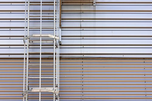 Lijnen in een gevel op een bedrijventerrein