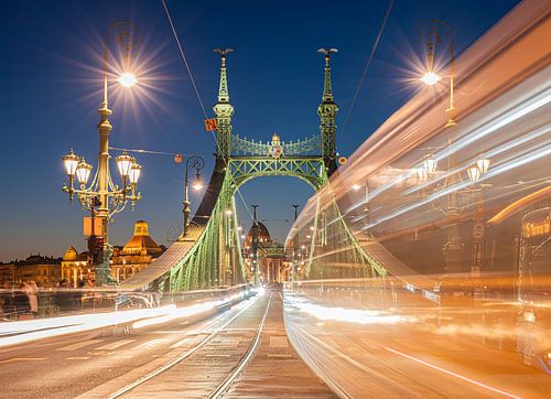 Tram rijdt over de Vrijheidsbrug in Boedapest