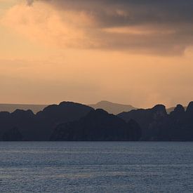 Sunset Halong Bay Vietnam van Wanda Boeije