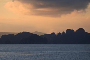 Sunset Halong Bay Vietnam van Wanda Boeije