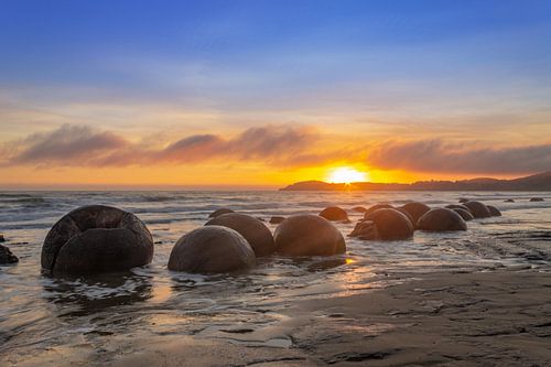 Sonnenaufgang am Moeraki-Felsen